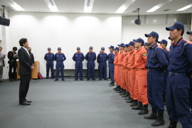 野田市長が隊員に挨拶している写真