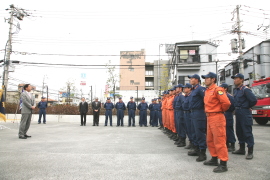 野田市長が隊員に挨拶している写真