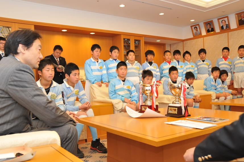 ヒーローズカップ準優勝の東大阪ラグビースクールが表敬訪問 の写真