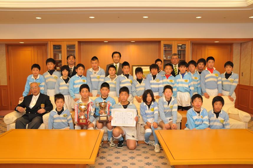 ヒーローズカップ準優勝の東大阪ラグビースクールが表敬訪問 の写真
