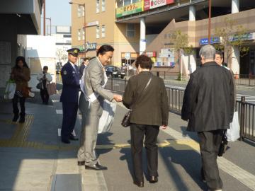 安全安心なまちづくり週間駅頭キャンペーンの写真