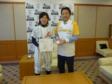女子野球ワールドカップ日本代表　大阪ブレイビーハニーズ　小西美加投手市長表敬の写真