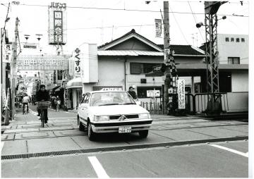 近鉄若江岩田駅前踏み切りの写真