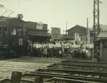 近鉄瓢箪山駅東側踏切の写真