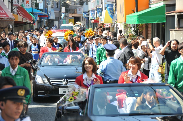 パレード行進する五輪出場選手たちの写真