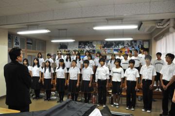 孔舎衙中学校合唱部員と激励する野田市長の写真