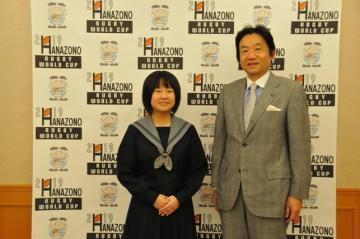歌会始で入選した瀬利さんと野田市長の写真