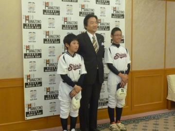 ソフトボール日本代表入り小学生表敬訪問の写真