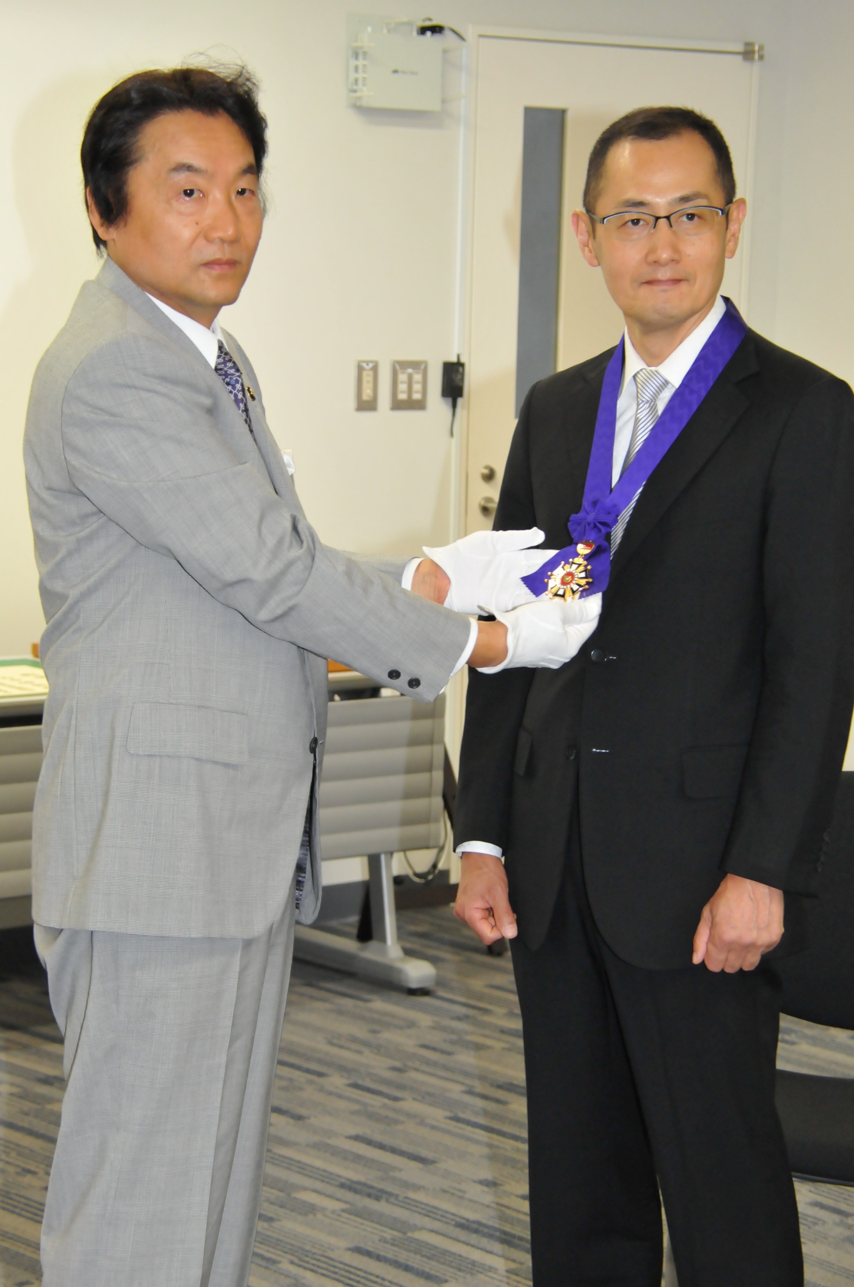 東大阪市名誉市民章贈呈の写真