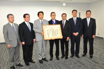 東大阪市名誉市民称号贈呈式の写真
