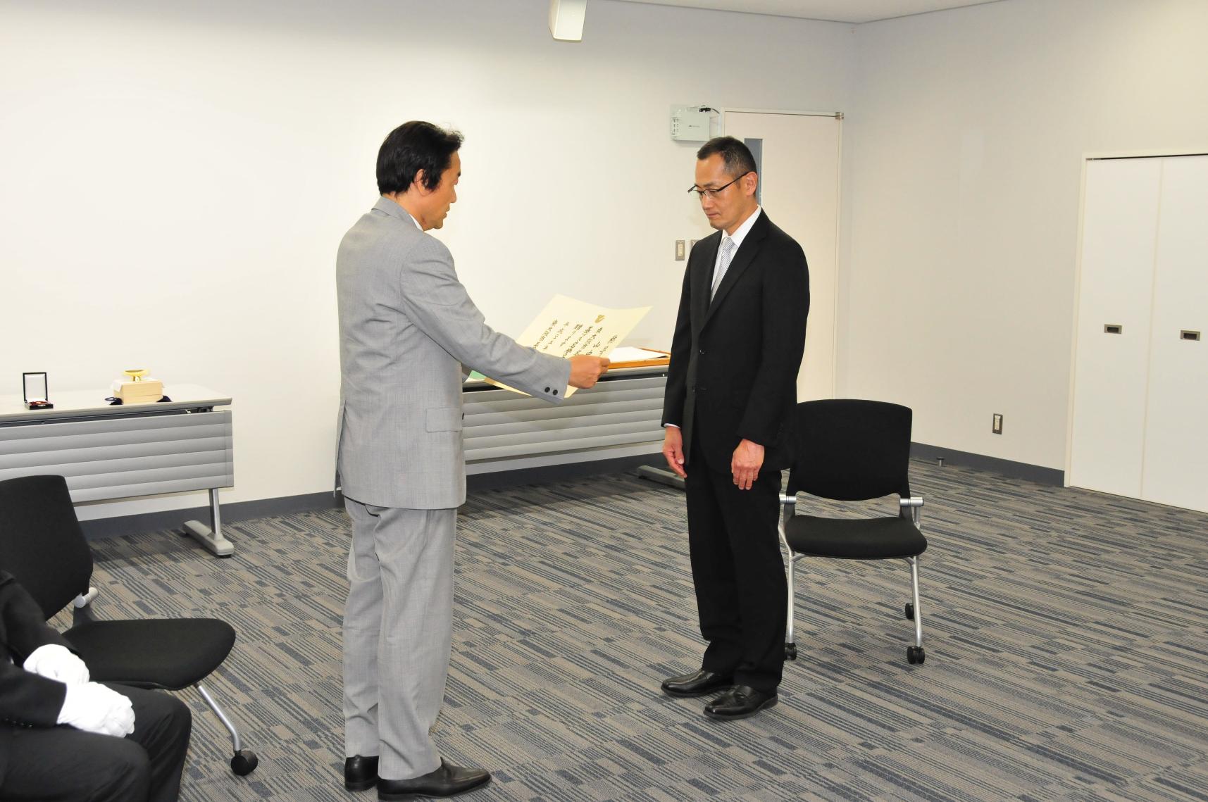 東大阪市名誉市民称号の記(しるし)授与の写真