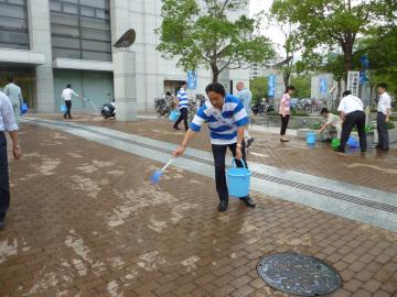 本庁舎打ち水活動の写真