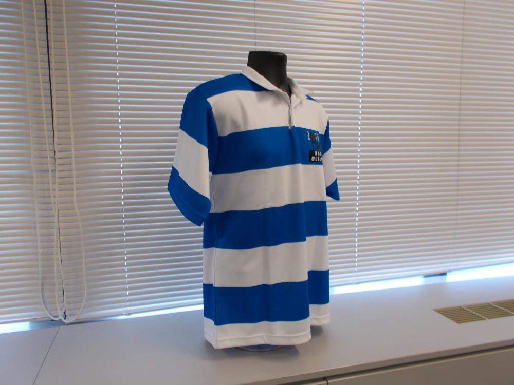 青と白の段柄で襟は白色。左胸にラグビーワールドカップ誘致ロゴが付いているデザイン