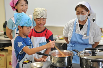 給食メニューを調理している写真