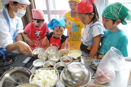 給食メニューを調理している写真