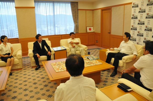 小阪小学校校庭芝生化実行委員会と市長の写真