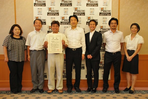 小阪小学校校庭芝生化実行委員会と市長の写真