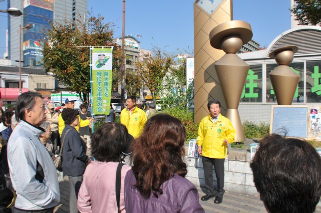 キキョウを街頭配布している写真