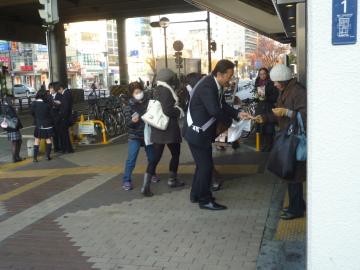 障害者週間駅頭啓発活動の写真