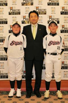 小学生ソフトボール日本代表表敬訪問の写真