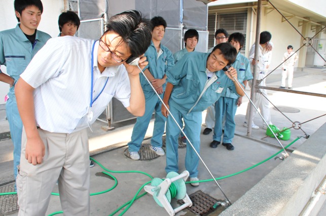 音聴棒で漏水のチェックをしている様子