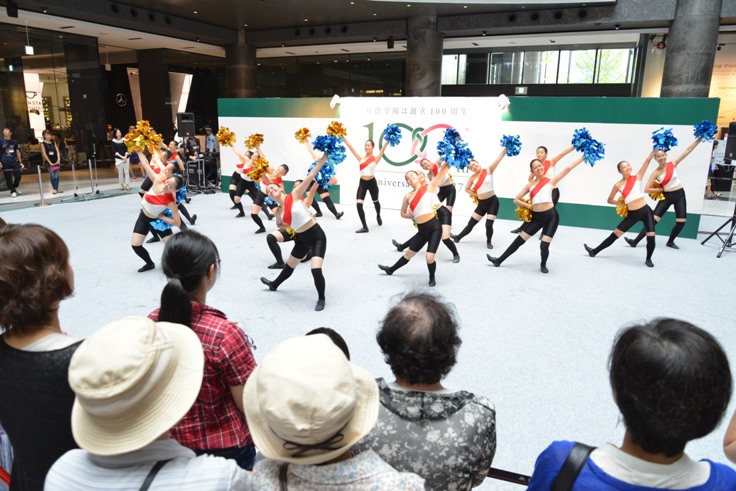 学生らによる演技披露の写真