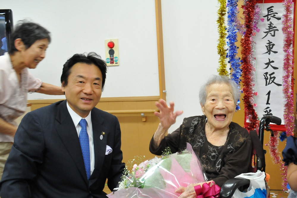 市内最高齢女性と市長の写真