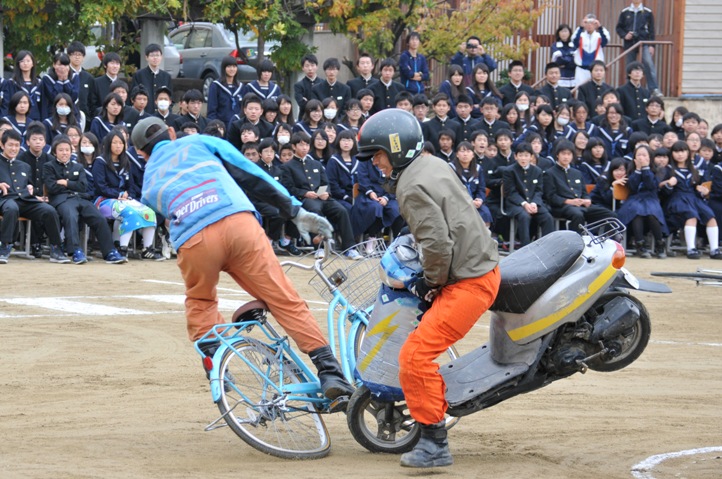 車と自転車