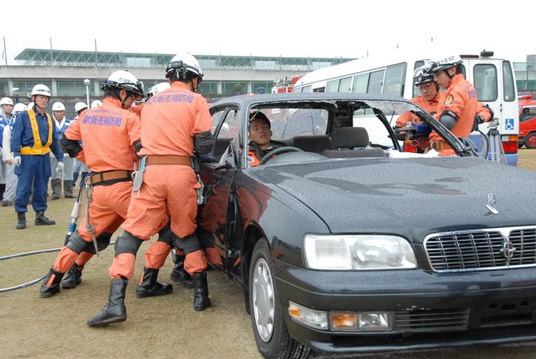負傷者を救出する救出救護訓練の写真