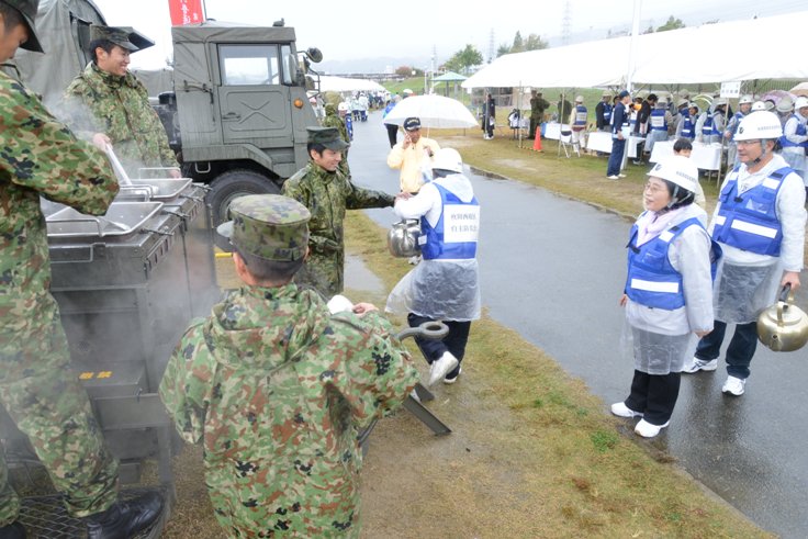 アルファ化米の炊き出し訓練の写真