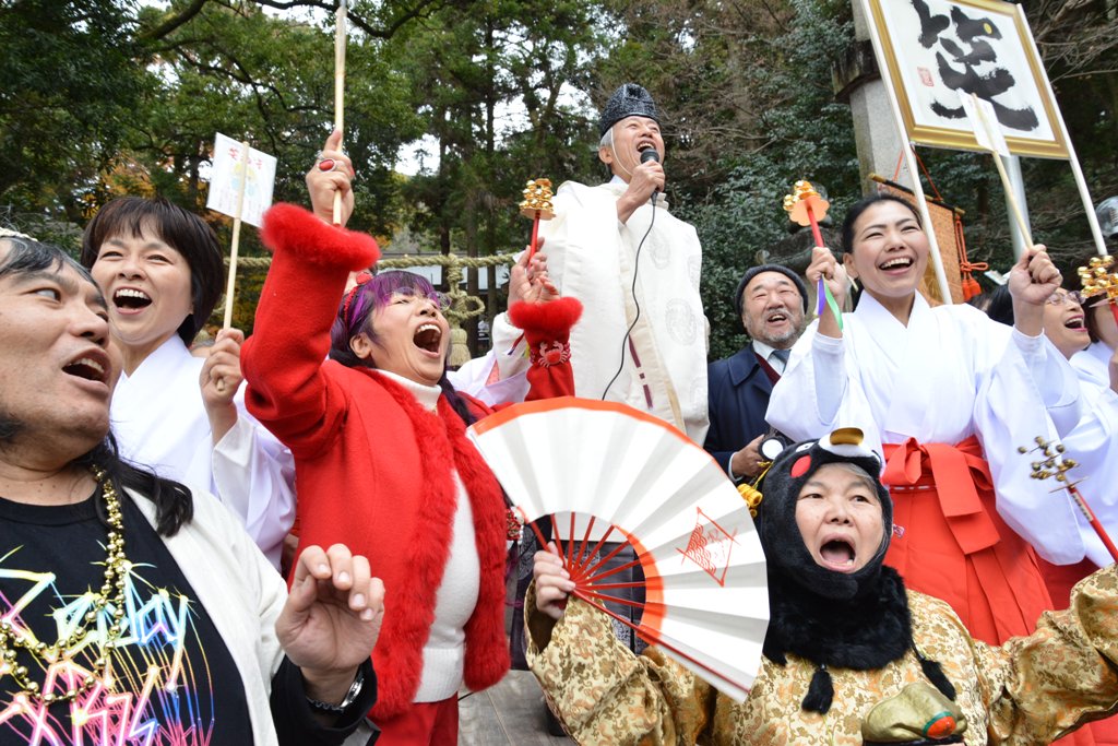 参拝者が大笑いしている写真