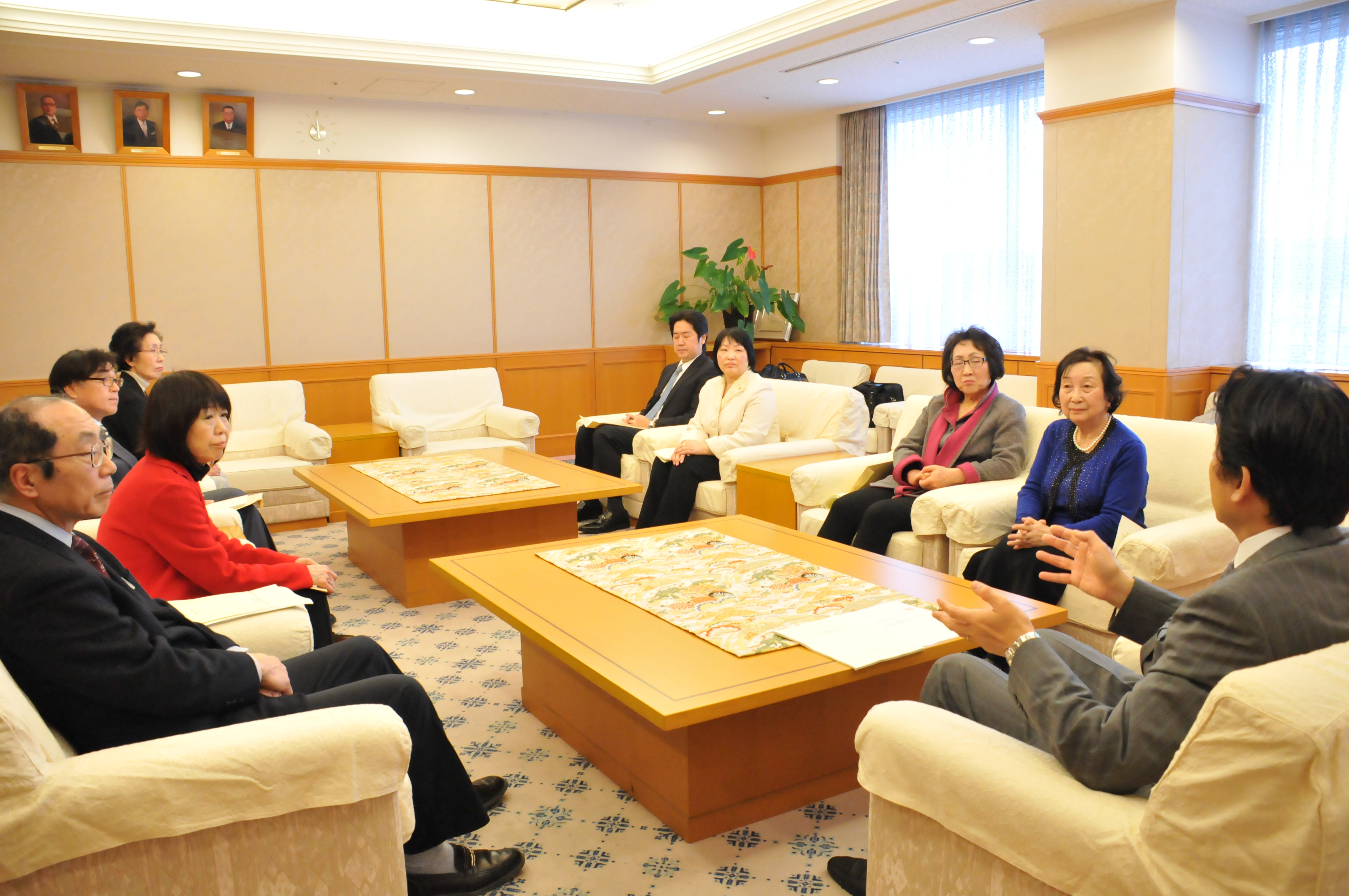 第5期男女共同参画審議会と市長の歓談の様子