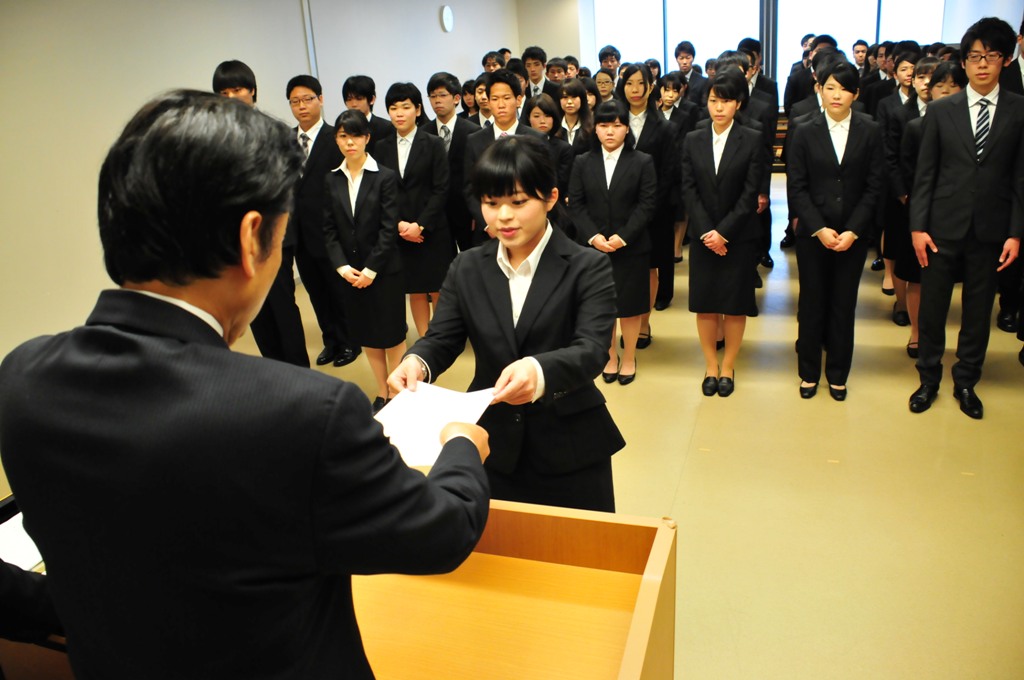 市長から辞令を受け取っている写真