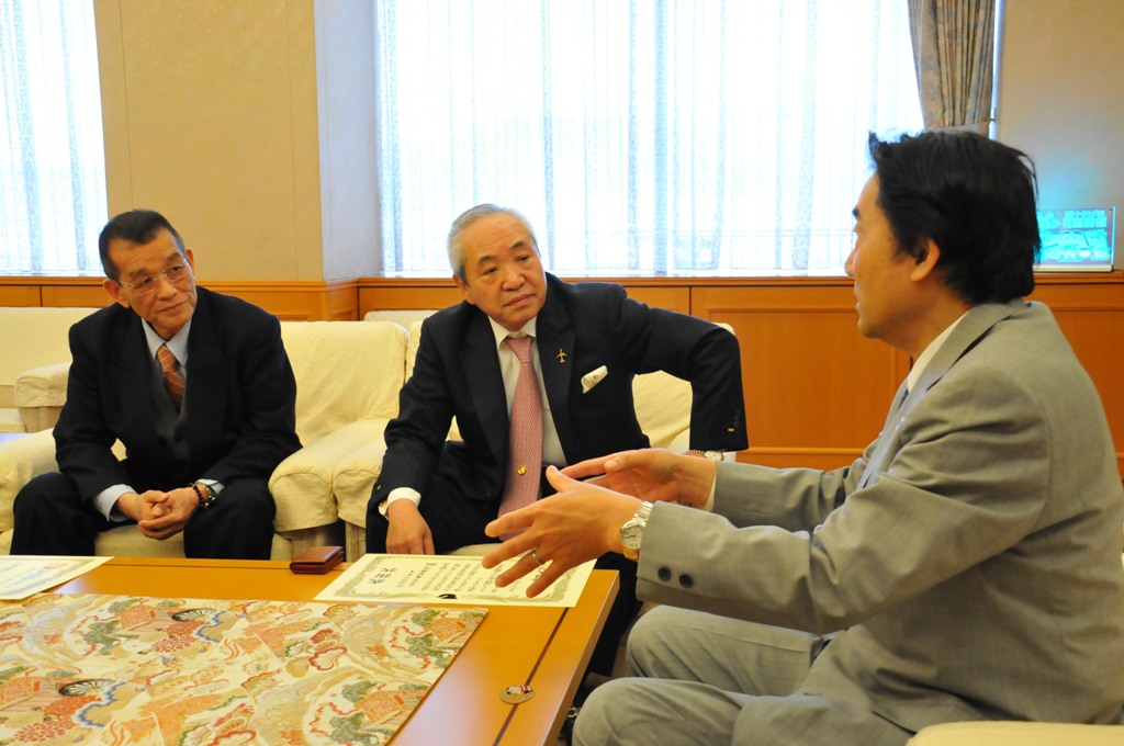 品川隆幸氏、青木豊彦氏、野田市長が話をしている写真