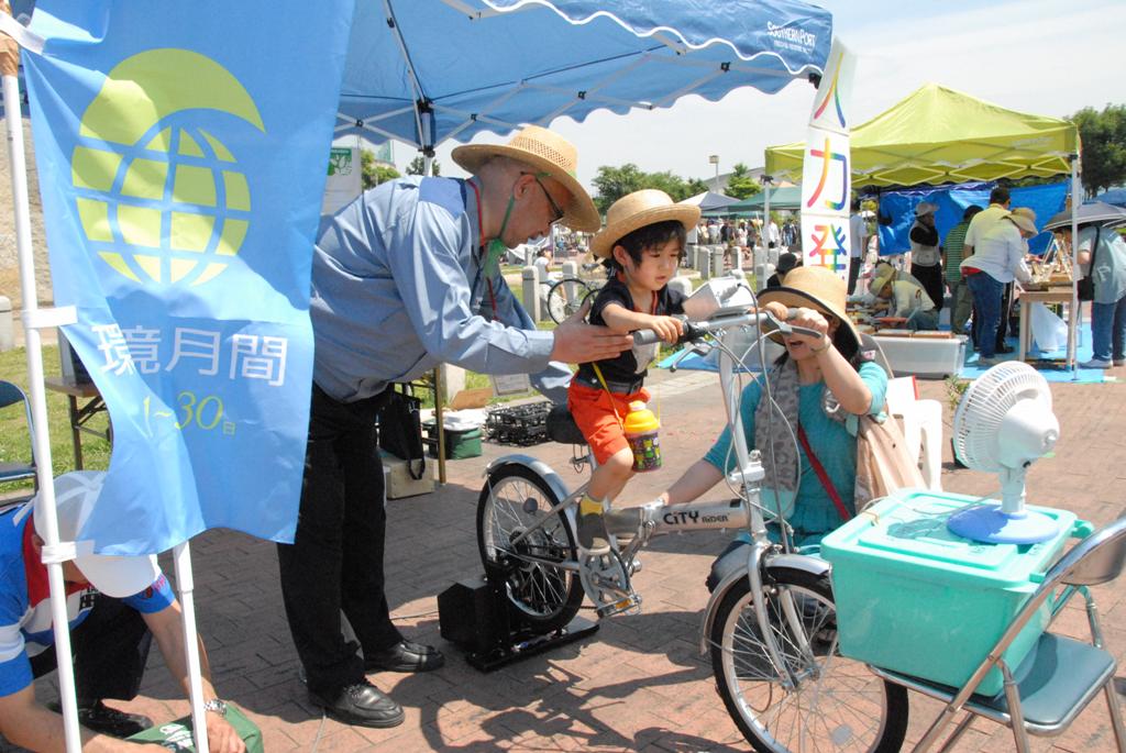 人力発電自転車に乗る子どもの写真