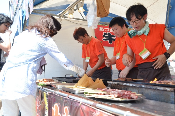 肉を調理している写真