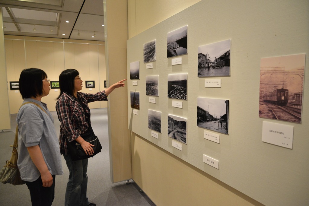 来館者たちが写真を鑑賞している様子