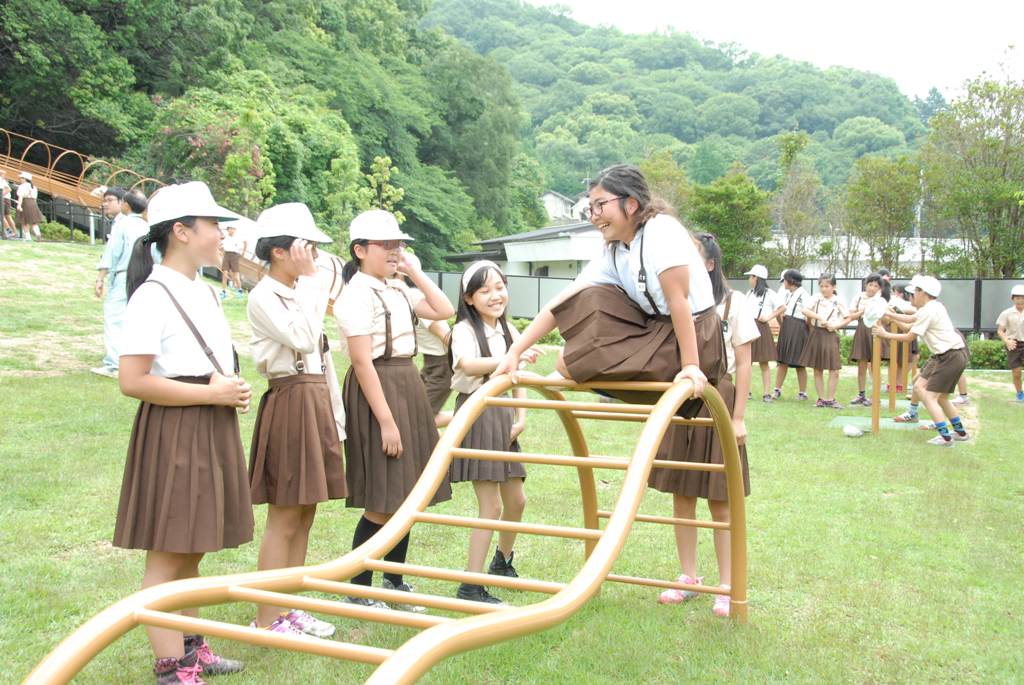 遊具で遊ぶ子どもたちの写真