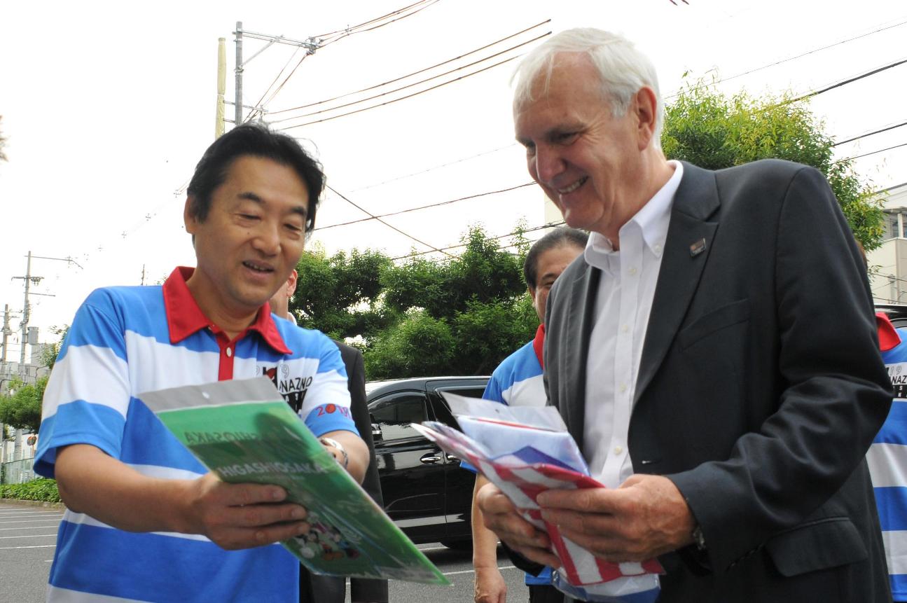 ロンドン市副市長の花園訪問の写真