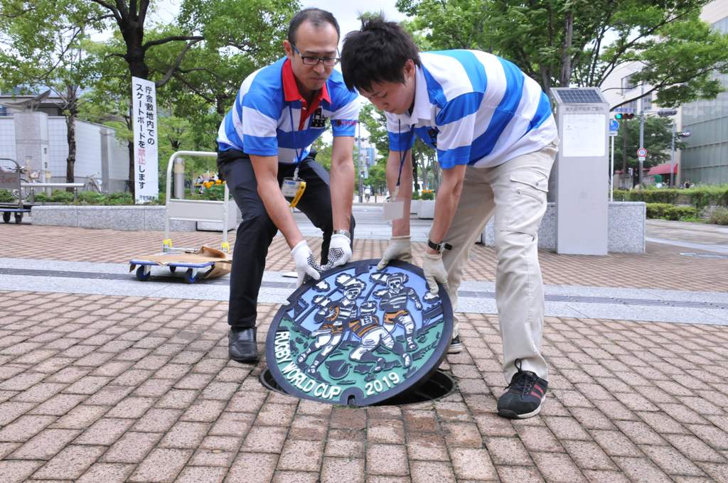 新デザインマンホール蓋を設置している写真