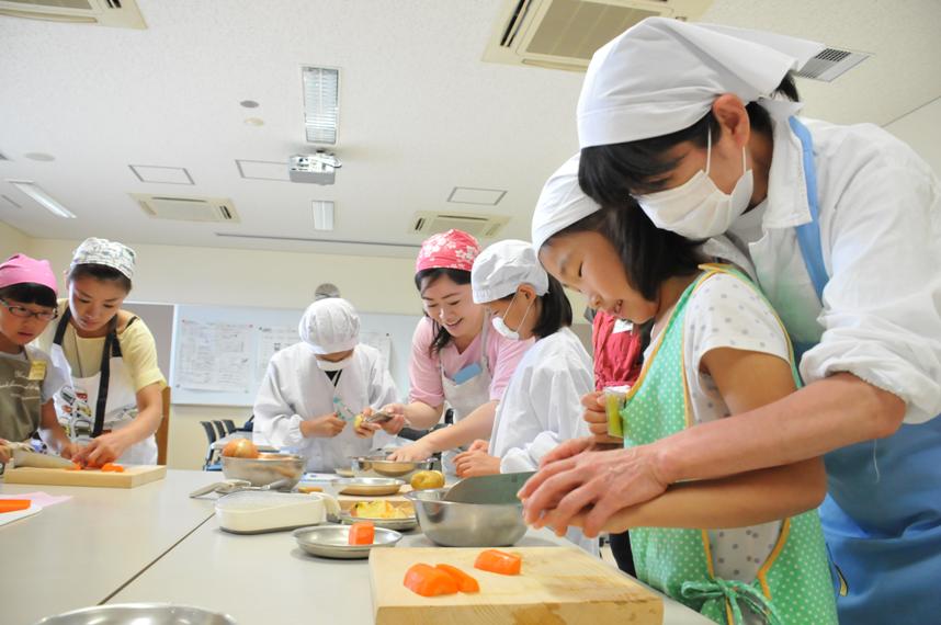 食材を切っている写真