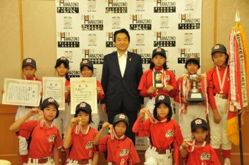 平成27年度東大阪市子ども会ソフトボール大会男女優勝チーム表敬訪問の写真