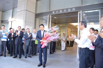 東大阪市長選挙後初登庁の写真