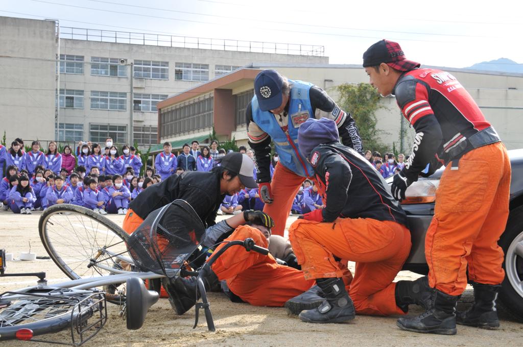 平成27年11月12日 事故の恐怖を間近で体感 スタントマン交通安全 ...