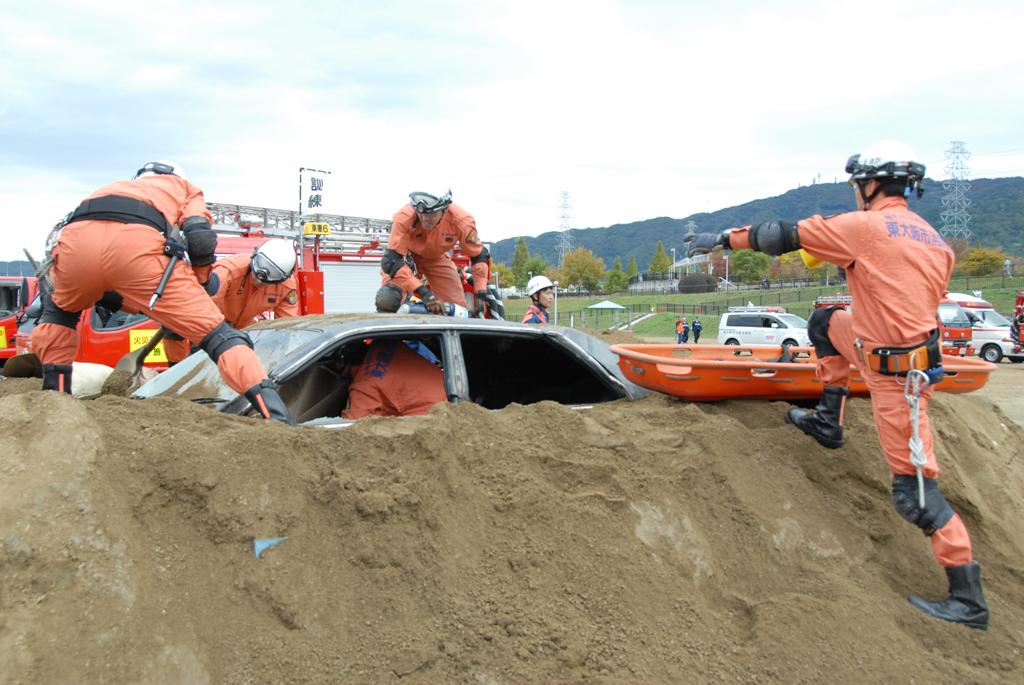 衝突車両からの救助の様子