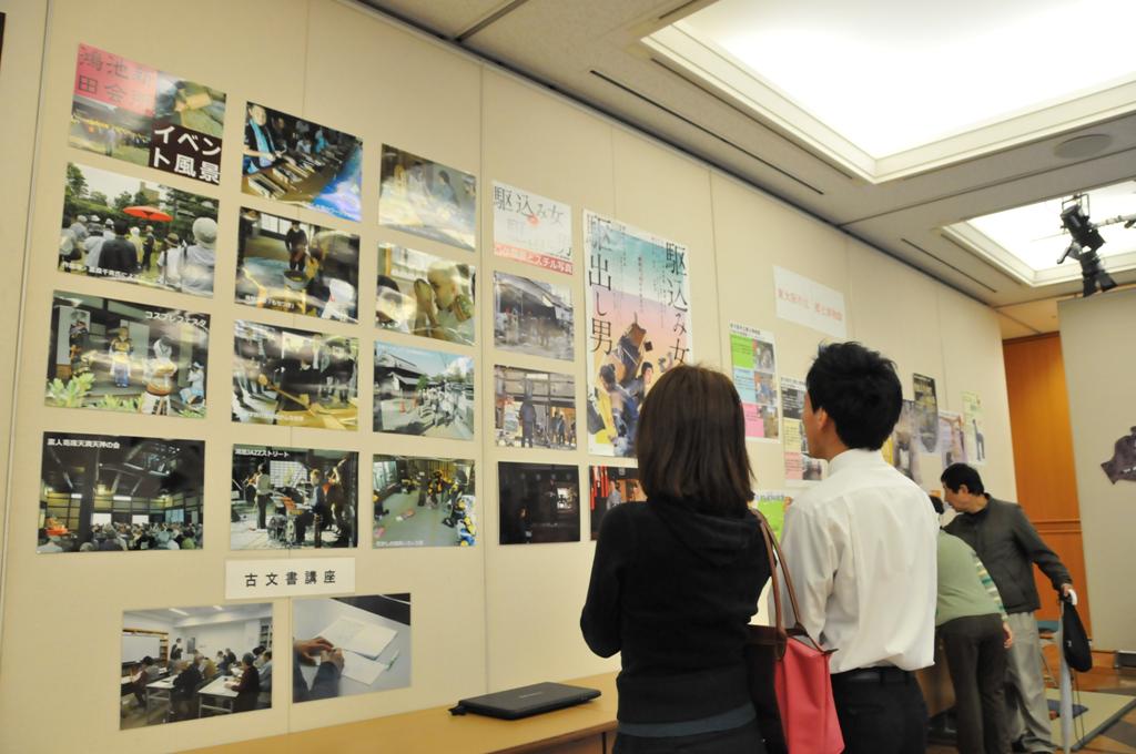 ポスターや写真の展示の様子