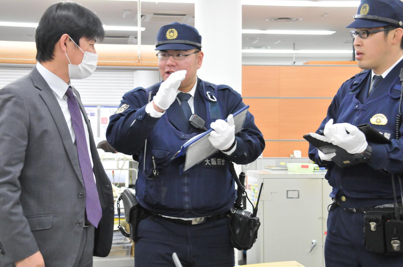 警察官の聴取に応じている様子