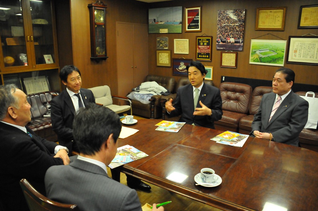 鈴木大地スポーツ庁長官が花園ラグビー場視察の写真