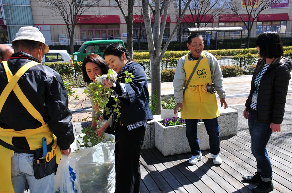 緑化ボランティアキャラバンによる植え替えの様子