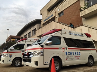 避難所で待機する救急車の写真